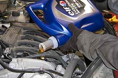 Замена масла в двигателе авто в санрено